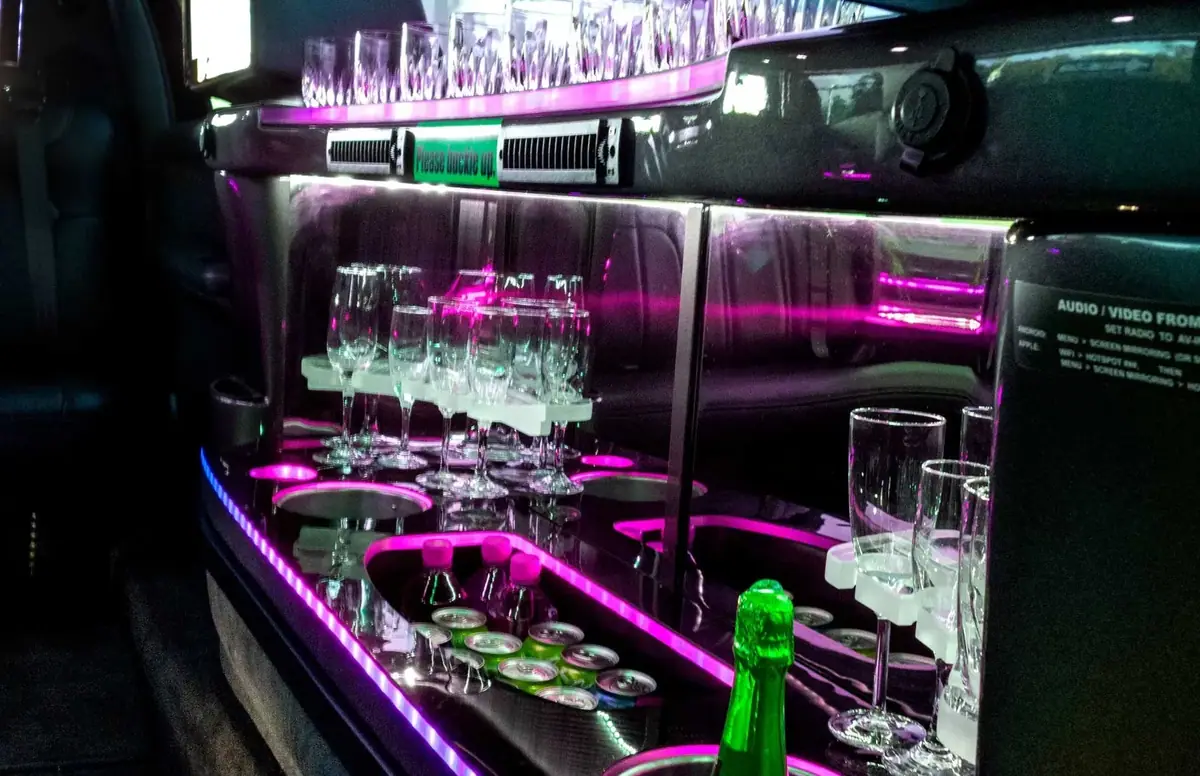The Top 5 Benefits of Booking a Limo for Holiday Light Tours